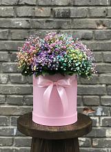 Цветочная композиция из Гипсофила и Розы в шляпной коробке в Песках Воронежской области
