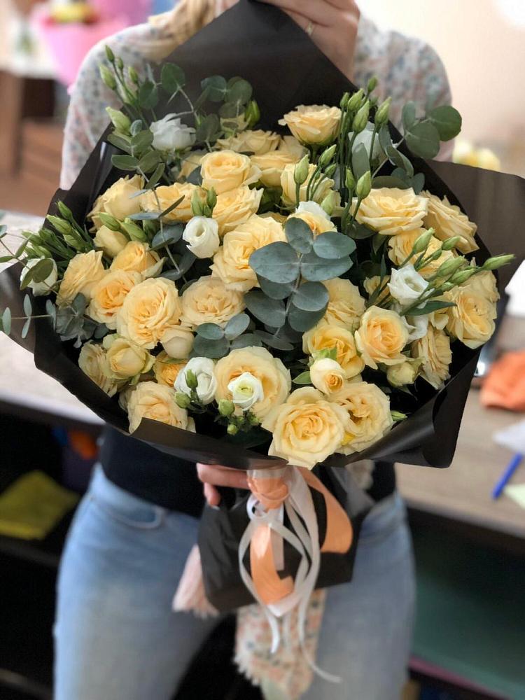 Букет цветов из: Розы и Лизиантусы в Песках Воронежской области