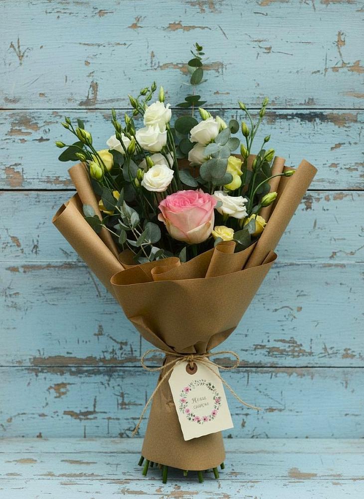 Букет цветов из: Розы и Лизиантусы в Песках Воронежской области