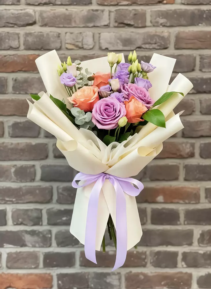 Букет цветов из: Лизиантусы и Розы в Песках Воронежской области