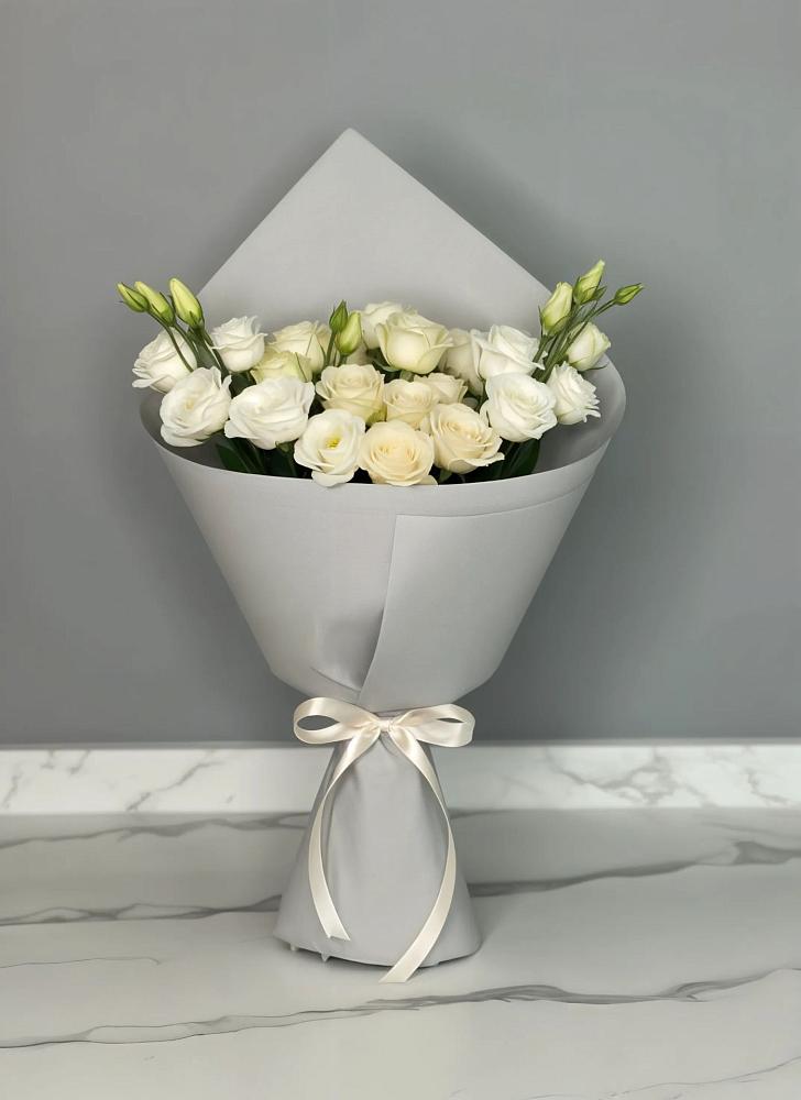 Букет цветов из: Розы и Лизиантусы в Песках Воронежской области