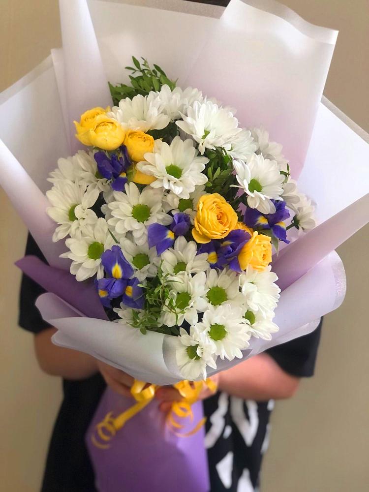 Букет цветов из: Ирисы, Хризантемы и Розы в Песках Воронежской области
