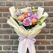 Букет цветов из:  Лизиантусы и Розы в Песках Воронежской области