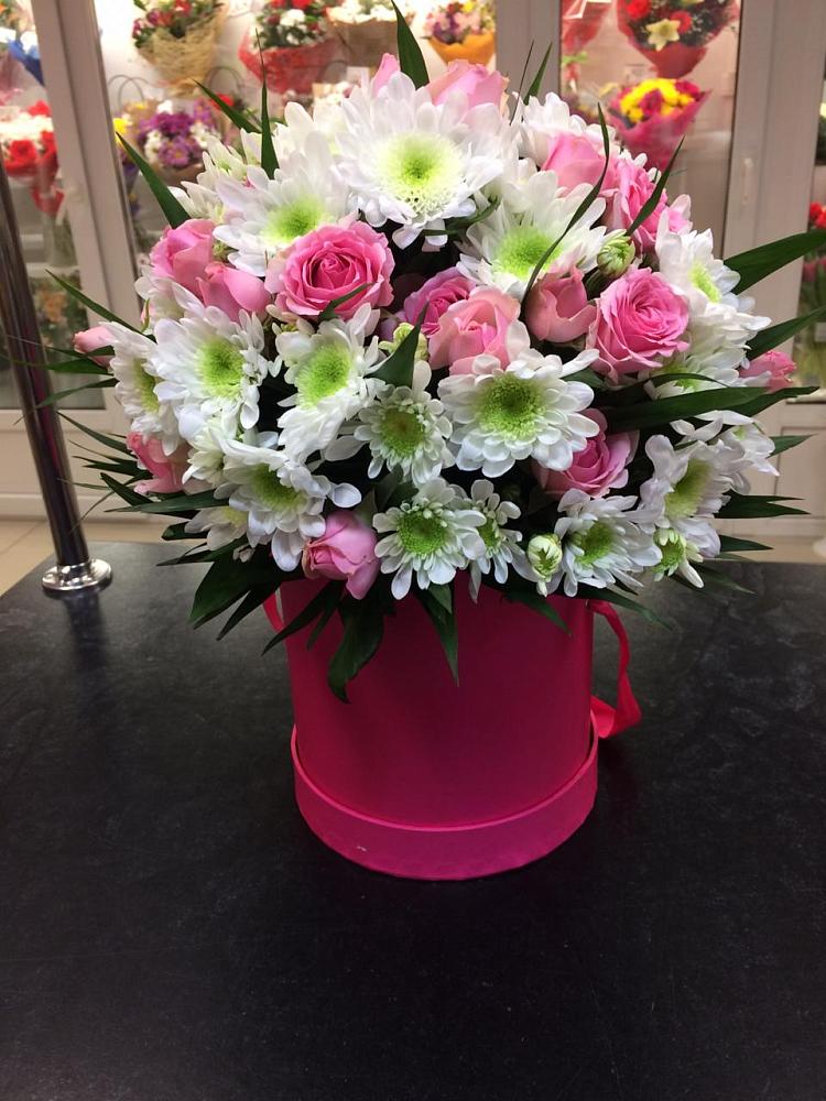 Цветочная композиция из Розы и Хризантемы в шляпной коробке в Песках Воронежской области