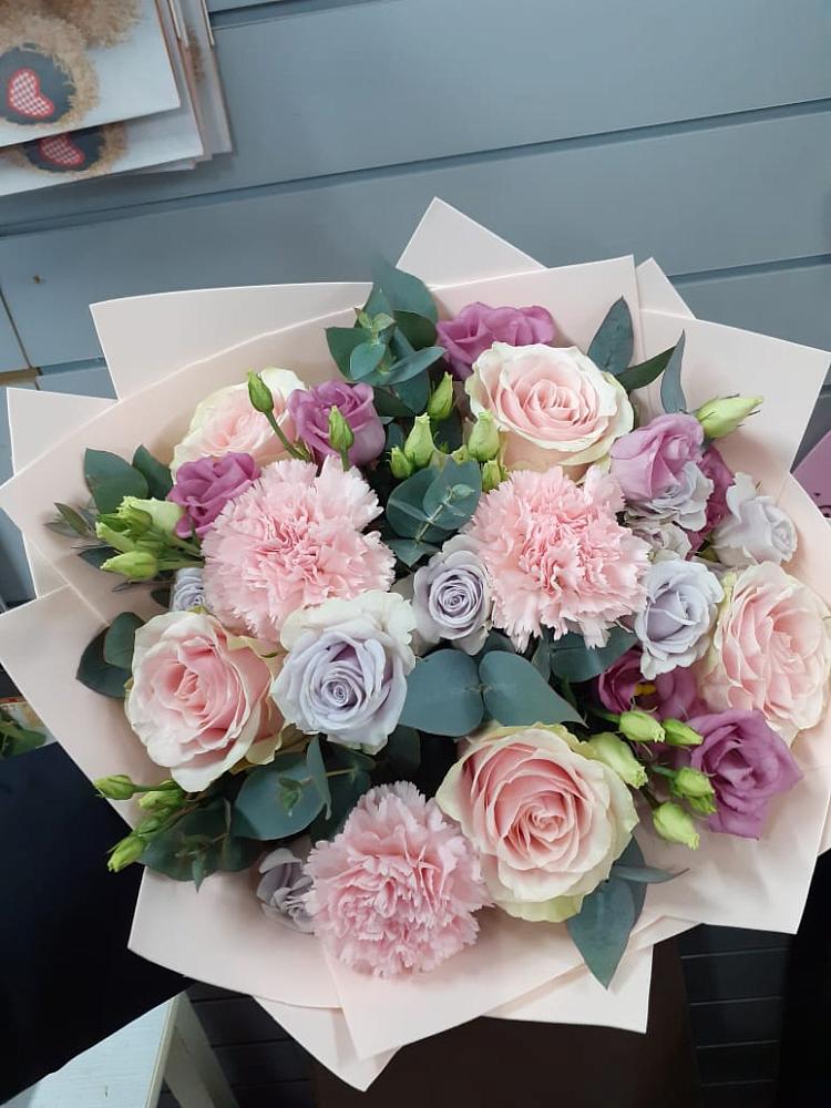 Букет цветов из: Розы, Гвоздики и Лизиантусы в Песках Воронежской области