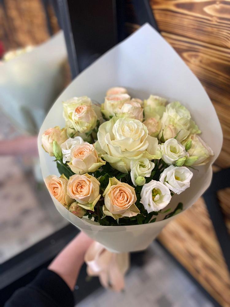 Букет цветов из: Розы и Лизиантусы в Песках Воронежской области